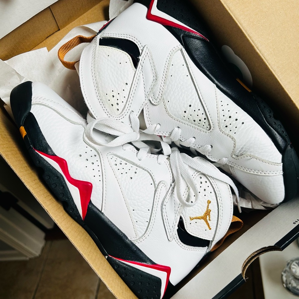 AIR JORDAN 7 RETRO (GS)
WHITE/BLACK-CARDINAL RED BLANC/ROUGE CARDINAL/NOIR